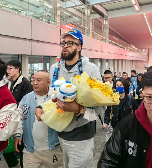 中国官方网站-北京男篮官方：麦基正式抵京将穿0号 搭档周琦组超级双塔冲冠